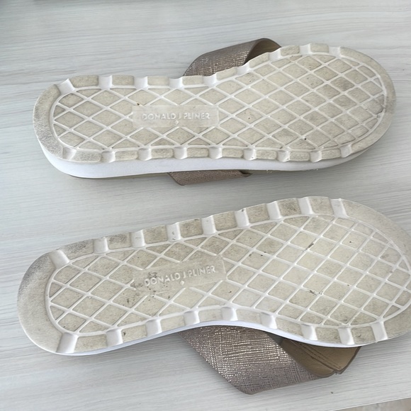 DONALD PLINER SLIDE MATT GOLD SANDAL - Picture 4 of 5